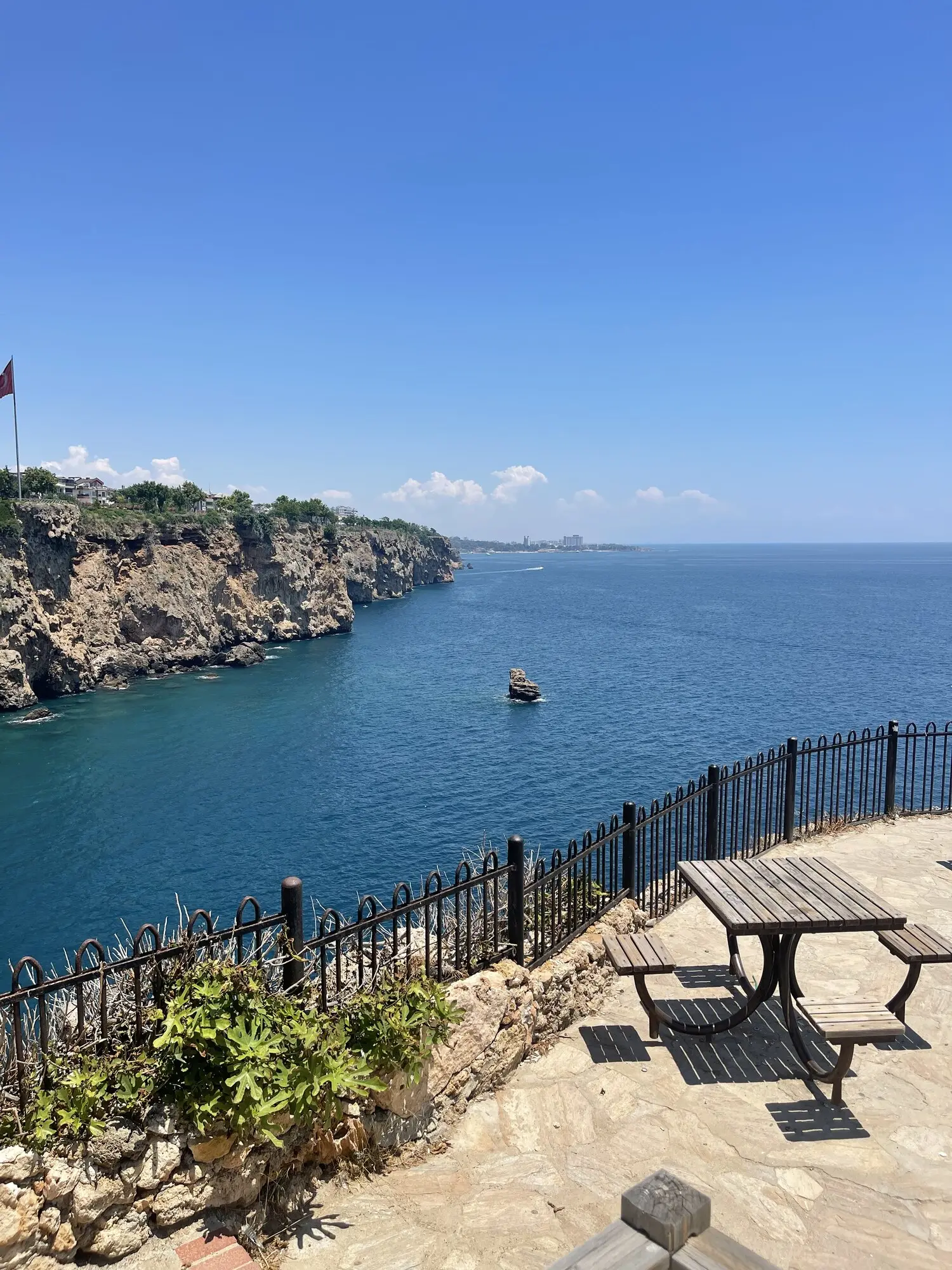 Скалы Лары и синее море, смотровая площадка в солнечный день