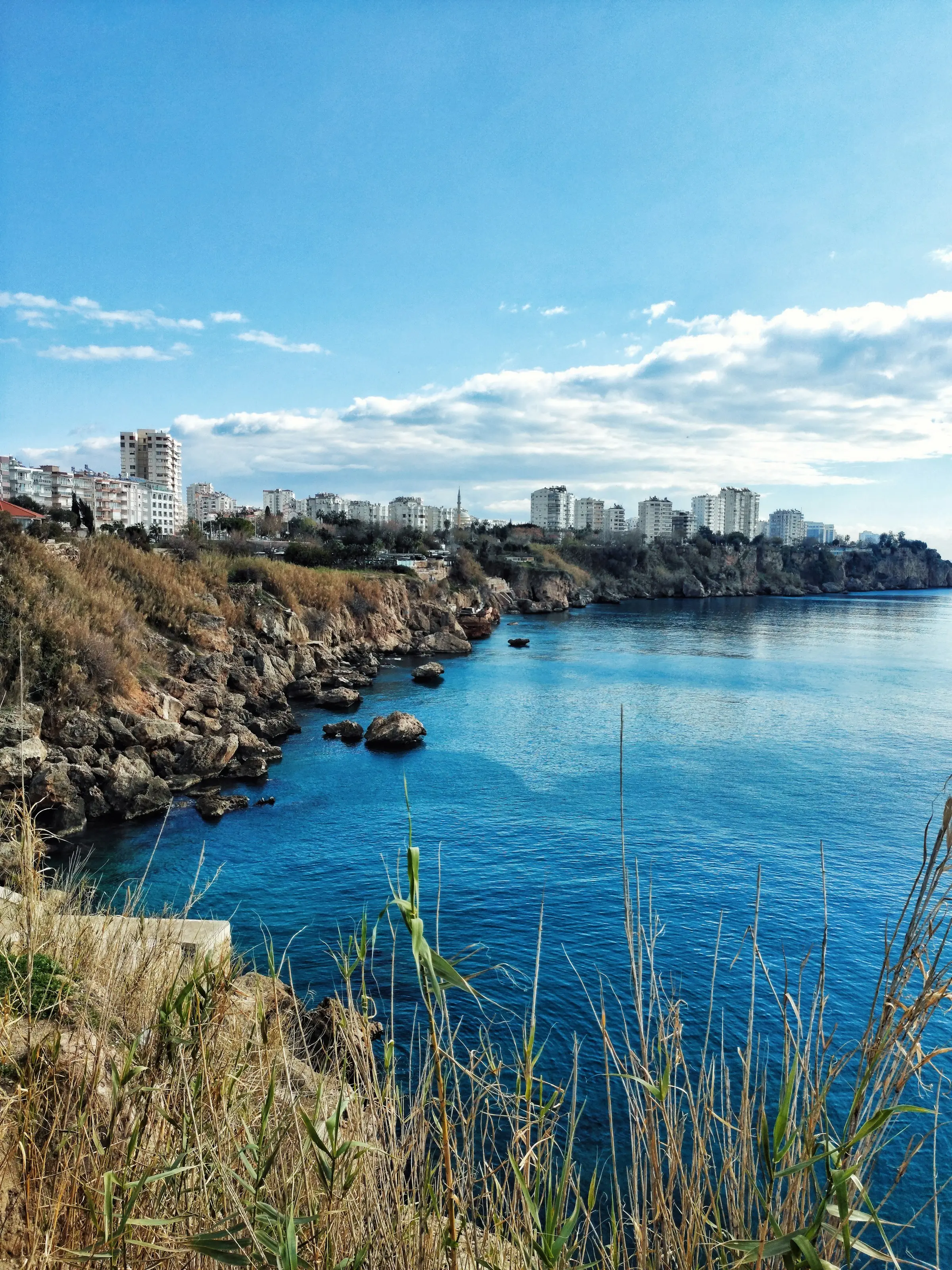 Скалы Муратпаши и море в Анталии